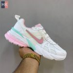 کتونی زنانه نایک وی تو کی ران سفید صورتی Nike V2K Run