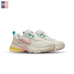 کتونی زنانه نایک وی تو کی ران کرمی صورتی Nike V2K Run