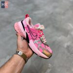 کتونی زنانه نایک وی تو کی ران صورتی Nike V2K Run کتونی زنانه نایک وی تو کی ران صورتی Nike V2K Run