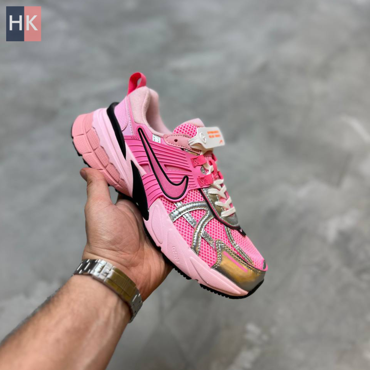 کتونی زنانه نایک وی تو کی ران صورتی Nike V2K Run کتونی زنانه نایک وی تو کی ران صورتی Nike V2K Run