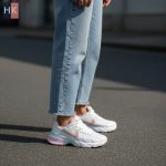 کتونی زنانه نایک وی تو کی ران سفید صورتی Nike V2K Run