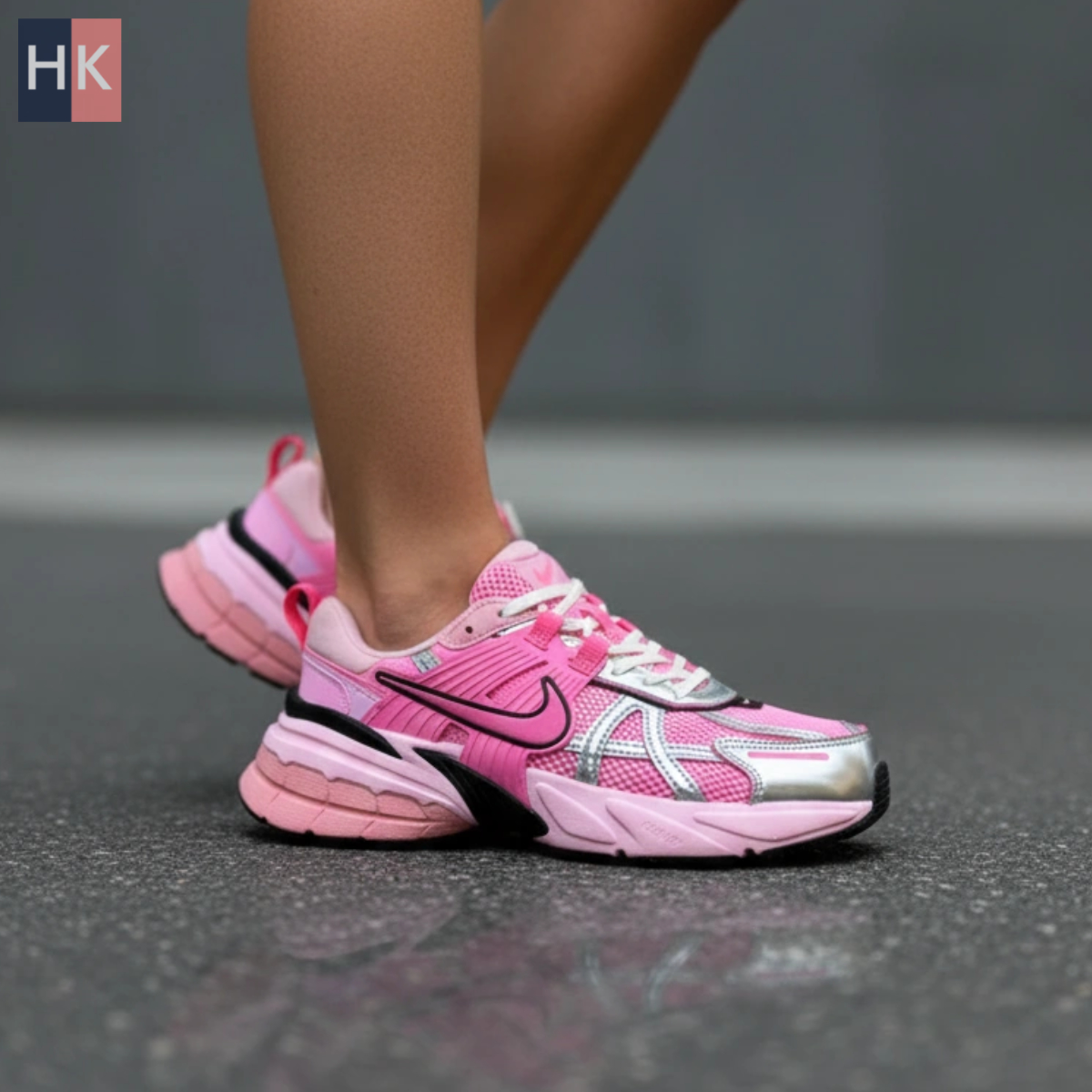 کتونی زنانه نایک وی تو کی ران صورتی Nike V2K Run کتونی زنانه نایک وی تو کی ران صورتی Nike V2K Run