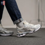 کتونی مردانه اسیکس ژل نیویورک 2055 طوسی و کرمی ( Asics Gel NYC 2055 )