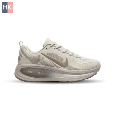 کتونی زنانه نایک وومرو 18 سفید و بژ ( Nike Vomero 18 )