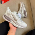 کتونی زنانه نایک وومرو 18 سفید و بژ ( Nike Vomero 18 ) کتونی زنانه نایک وومرو 18 سفید و بژ ( Nike Vomero 18 )