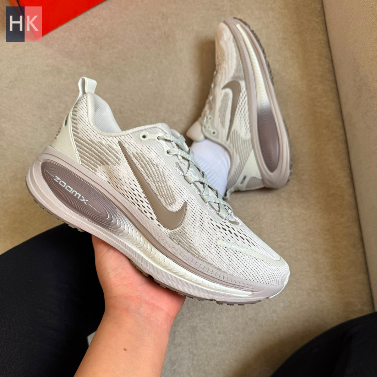 کتونی زنانه نایک وومرو 18 سفید و بژ ( Nike Vomero 18 ) کتونی زنانه نایک وومرو 18 سفید و بژ ( Nike Vomero 18 )