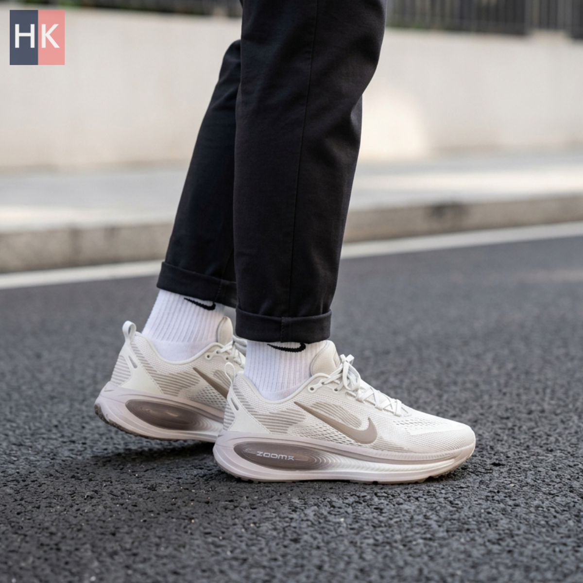 کتونی زنانه نایک وومرو 18 سفید و بژ ( Nike Vomero 18 ) کتونی زنانه نایک وومرو 18 سفید و بژ ( Nike Vomero 18 )