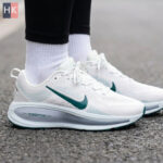 کتونی زنانه نایک وومرو 18 سفید و سبز ( Nike Vomero 18 )