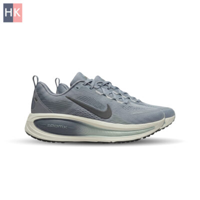 کتونی زنانه نایک وومرو 18 طوسی و سفید ( Nike Vomero 18 ) کتونی زنانه نایک وومرو 18 طوسی و سفید ( Nike Vomero 18 )