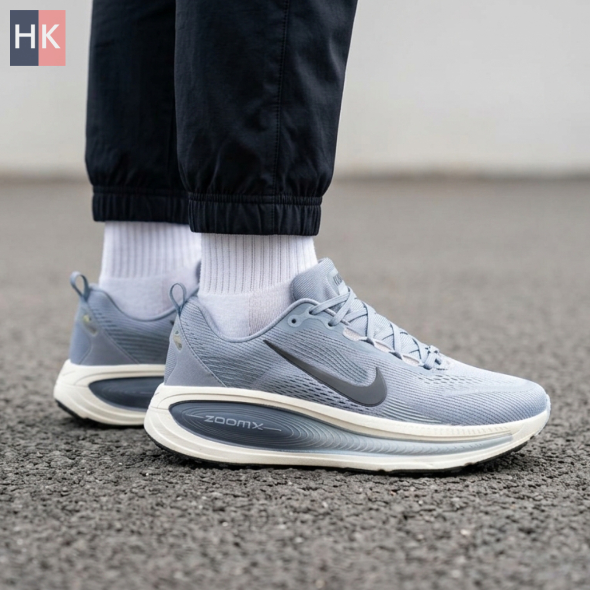کتونی زنانه نایک وومرو 18 طوسی و سفید ( Nike Vomero 18 ) کتونی زنانه نایک وومرو 18 طوسی و سفید ( Nike Vomero 18 )